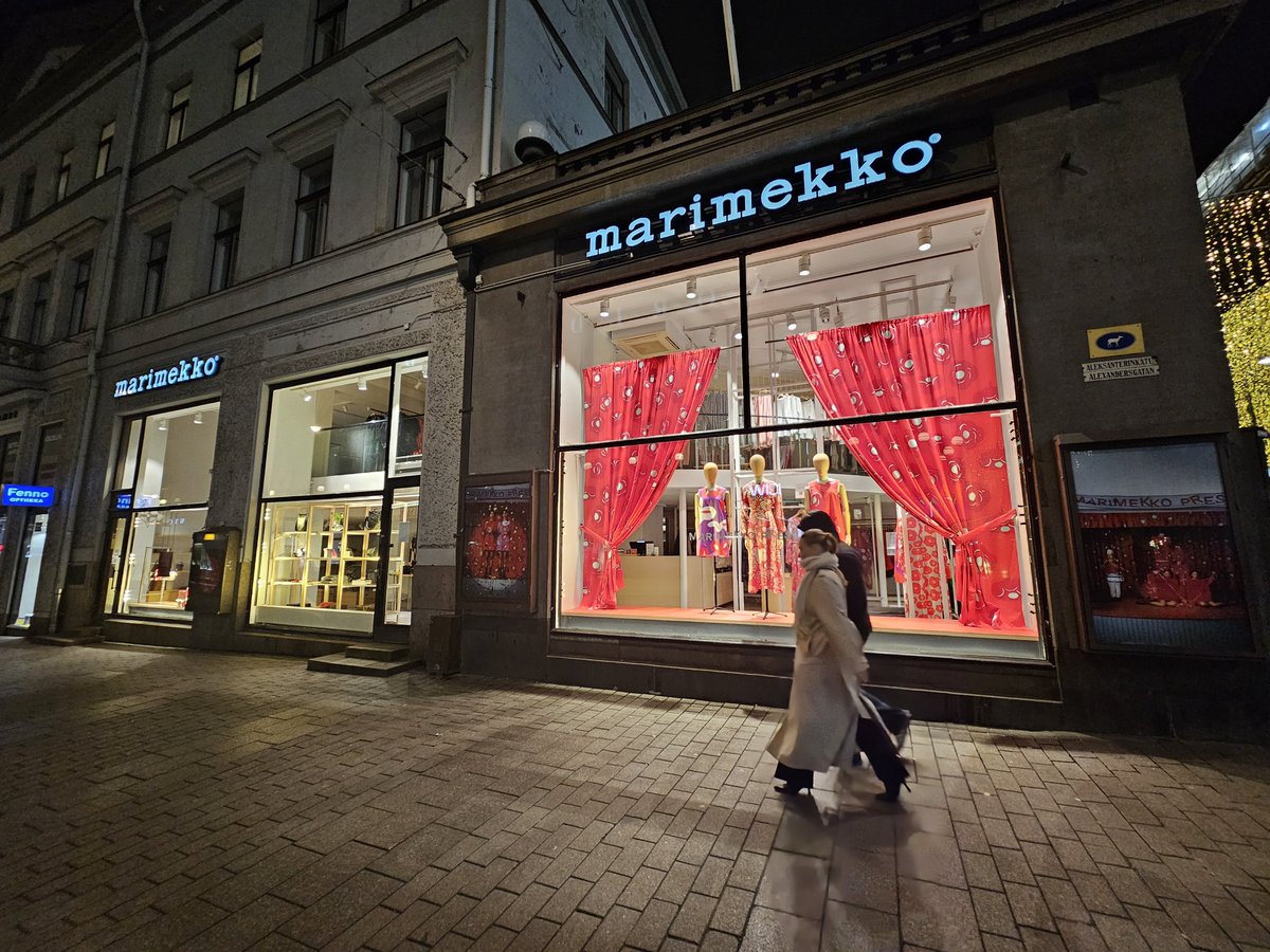 AkiPyysing's tweet image. Aleksanterinkatu, Helsinki ma klo 19.20:

Naiset parveilevat Lindexissä ja turistit Stockan jouluikkunan edessä. 

Marimekko on kiinni.

Johtopäätös: 

Osta #Lindex, myy #Marimekko

🖕Mifid II. Puffaan omiani, jos huvittaa🙃.
