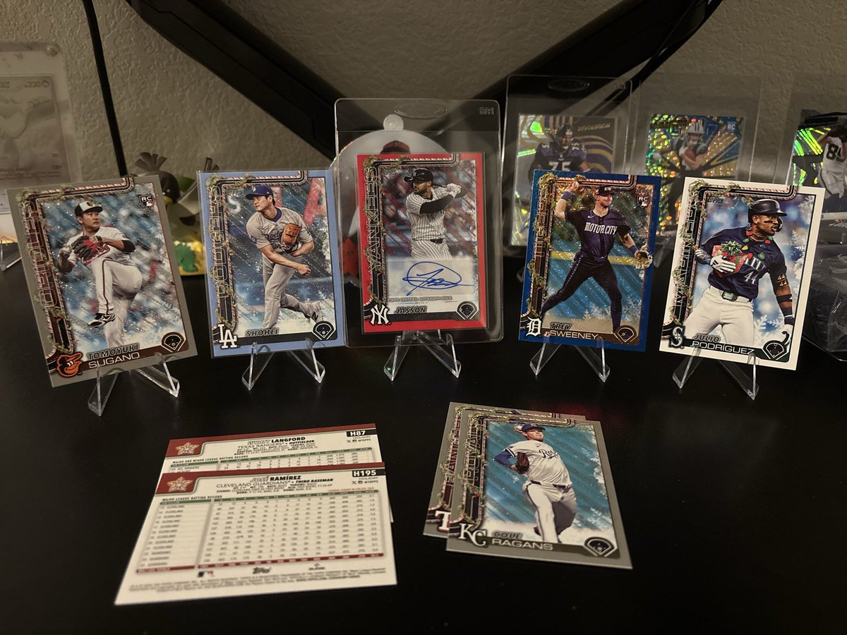 mcraig421's tweet photo. Holiday Mega Box finally came from @Fanatics, awesome rip might have to get another to save for Christmas  @CardPurchaser https://t.co/kDeLL1ZxQu