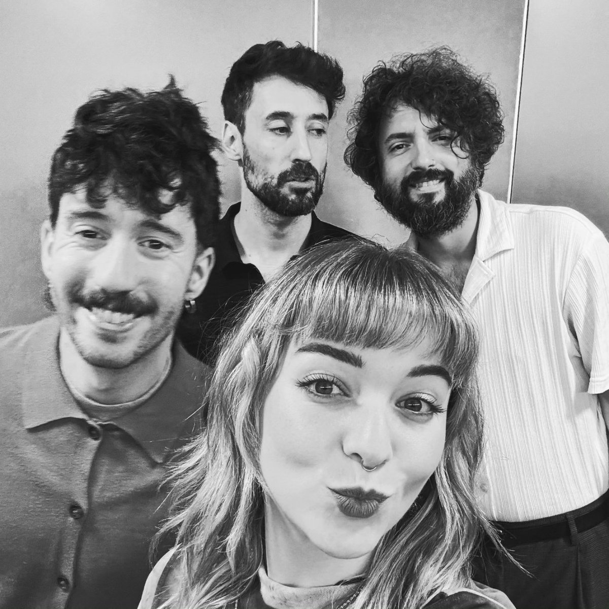 NElctric's tweet photo. Estem nominats a millor disc pop als Premis Ovidi! ✨✨

Moltes gràcies per valorar el nostre disc en un any on hem viscut moments guapets.

A Tarongers encara li queda vida i vos animem a seguir escoltant-lo! 🎸

I mentres, nem cuinant coses noves que pensem que vos agradaran 🥰 https://t.co/2oVStOZDbQ