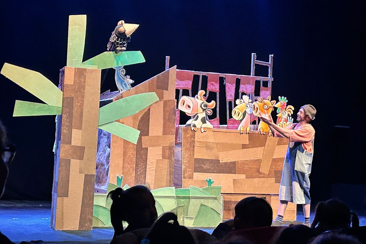 Avui l'alumnat d’Educació Infantil hem anat al teatre per infants a Mollerussa! 
Hem gaudit moltíssim amb l’obra “Embolic a la granja”, de la companyia La Baldufa, plena de música, riures i aventures! 🐮🐷🐔
Moltes gràcies al <a href="/sepladurgell/">SE del Pla d'Urgell</a>  i  al Consell Comarcal.