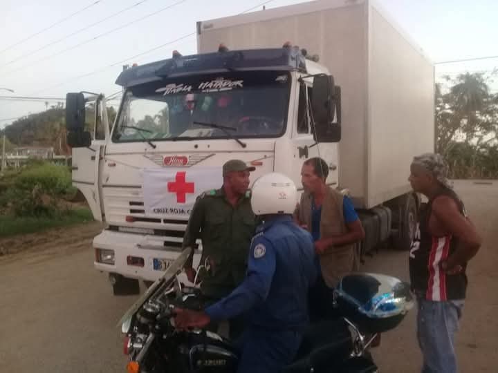 TurquinoTeVe's tweet image. #IMPORTANTE 
Restablecido en Chivirico conexión a Internet, llegan las tejas para restituir techos afectados, hoy electricidad en la mayor parte del poblado cabecera gracias a un grupo electrógenos de Holguín. 

Tomado de Benigno Rodríguez 

#SantiagodeCuba