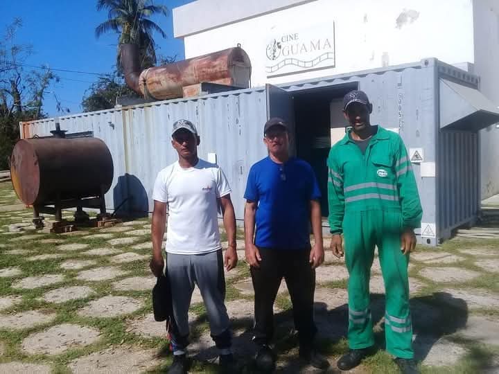 TurquinoTeVe's tweet image. #IMPORTANTE 
Restablecido en Chivirico conexión a Internet, llegan las tejas para restituir techos afectados, hoy electricidad en la mayor parte del poblado cabecera gracias a un grupo electrógenos de Holguín. 

Tomado de Benigno Rodríguez 

#SantiagodeCuba