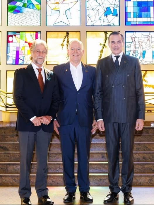 Monarchies2000's tweet image. Rencontre haut sommet à la COP 30 de Belém entre le prince 🇲🇨 Albert II, le prince 🇫🇷 Charles Philippe d&apos;Orléans et le prince 🇧🇷 João Henrique d&apos;Orléans-Bragance, tous 3 engagés dans la lutte pour la préservation de l&apos;Amazonie et de l&apos;environnement. #monarchy #monarchie 👑