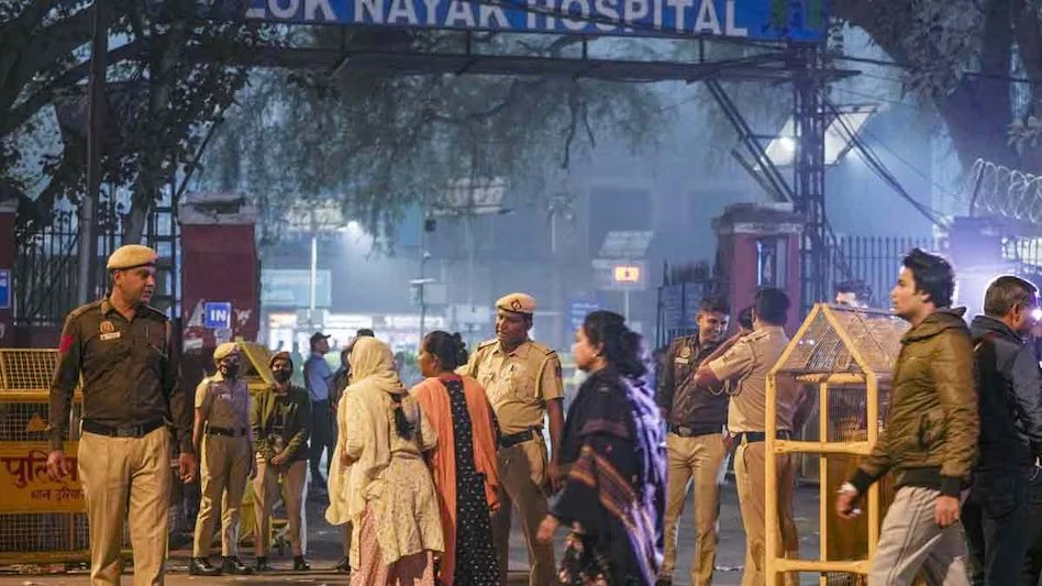 aajtak's tweet photo. लालकिला ब्लास्ट के बाद LNJP अस्पताल के बाहर चीख-पुकार, परिजनों ने लगाई गुहार 

#RedFort #DelhiBlast 

पूरी खबर: https://t.co/DYFIG7FG0y https://t.co/hxiHxhjguv