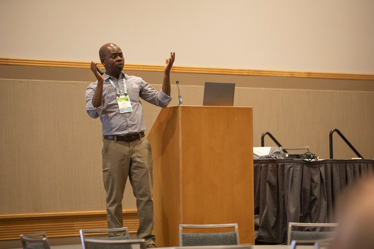 EntsocAmerica's tweet photo. Scenes from Sunday, November 9, at Entomology 2025 in Portland, Oregon #EntSoc25 1/3 https://t.co/wSpyLUZjp9
