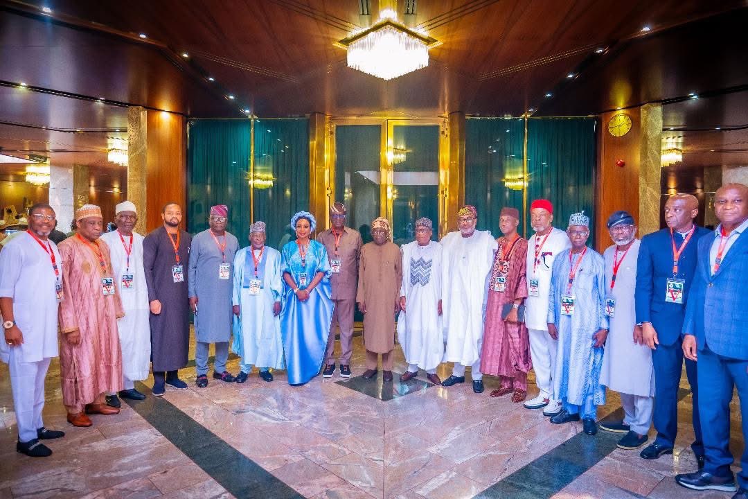 President <a href="/officialABAT/">Bola Ahmed Tinubu</a> received Abubakar E. Momoh, Minister of Regional Development, and @HMSRegionalDev Minister of State in the company of the Chairmen and Chief Executives of the Seven Regional Development Commissions at State House, Abuja. 
10th November, 2025
<a href="/NDDCOnline/">NDDC (Niger Delta Development Commission)</a>