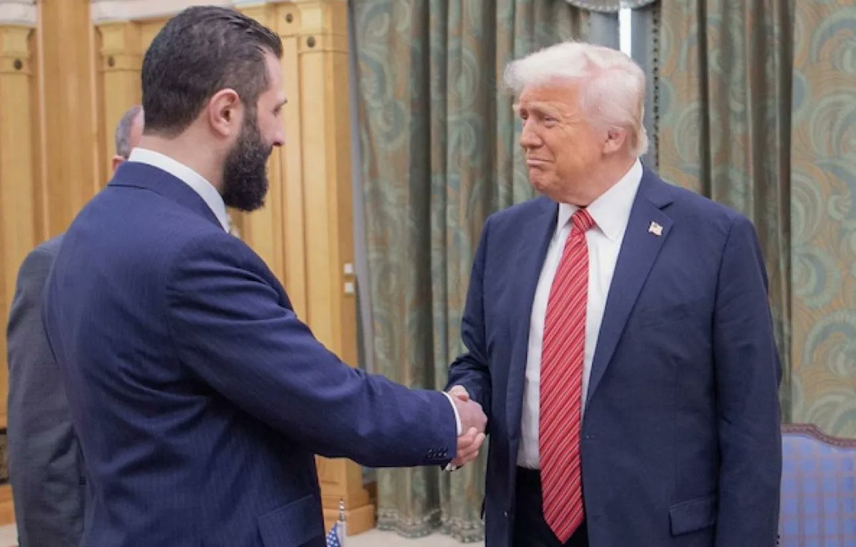 🇺🇸🇸🇾 De terrorista a invitado de honor: Trump recibe en la Casa Blanca al exjefe de Al Qaeda en Siria

El presidente Donald Trump recibirá hoy en el Despacho Oval a Ahmed al-Sharaa, conocido antes como Abu Mohammad al-Jolani, el hombre que mandaba en la rama siria de Al Qaeda y