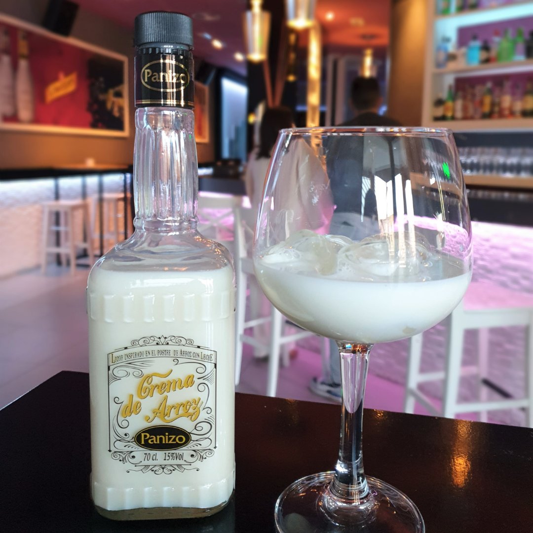 Disfruta del sabor cremoso del arroz con leche en tu copa: dulce, suave, con notas de canela... Un sabor que convierte cualquier momento en un rato especial. ¿A quién te apetecería invitar a una copa? 😉
#CremaDeArroz  #OrujosPanizo #copas #mixology
