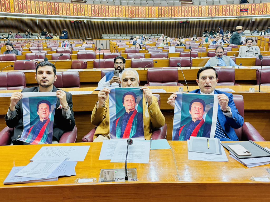 ایسے دستور کو صبح بے نور کو
میں نہیں مانتا میں نہیں جانتا
<a href="/ImranKhanPTI/">Imran Khan</a> <a href="/PTIofficial/">PTI</a>