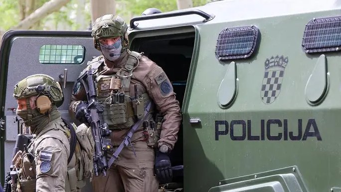 🇭🇷🇷🇸Croatian police have arrested a Croatian Serb for offensive comments on social media.

A 50-year-old man from the Vukovar area was arrested on suspicion of inciting violence and hatred through social media, and police found illegal weapons in his home.

He is suspected of