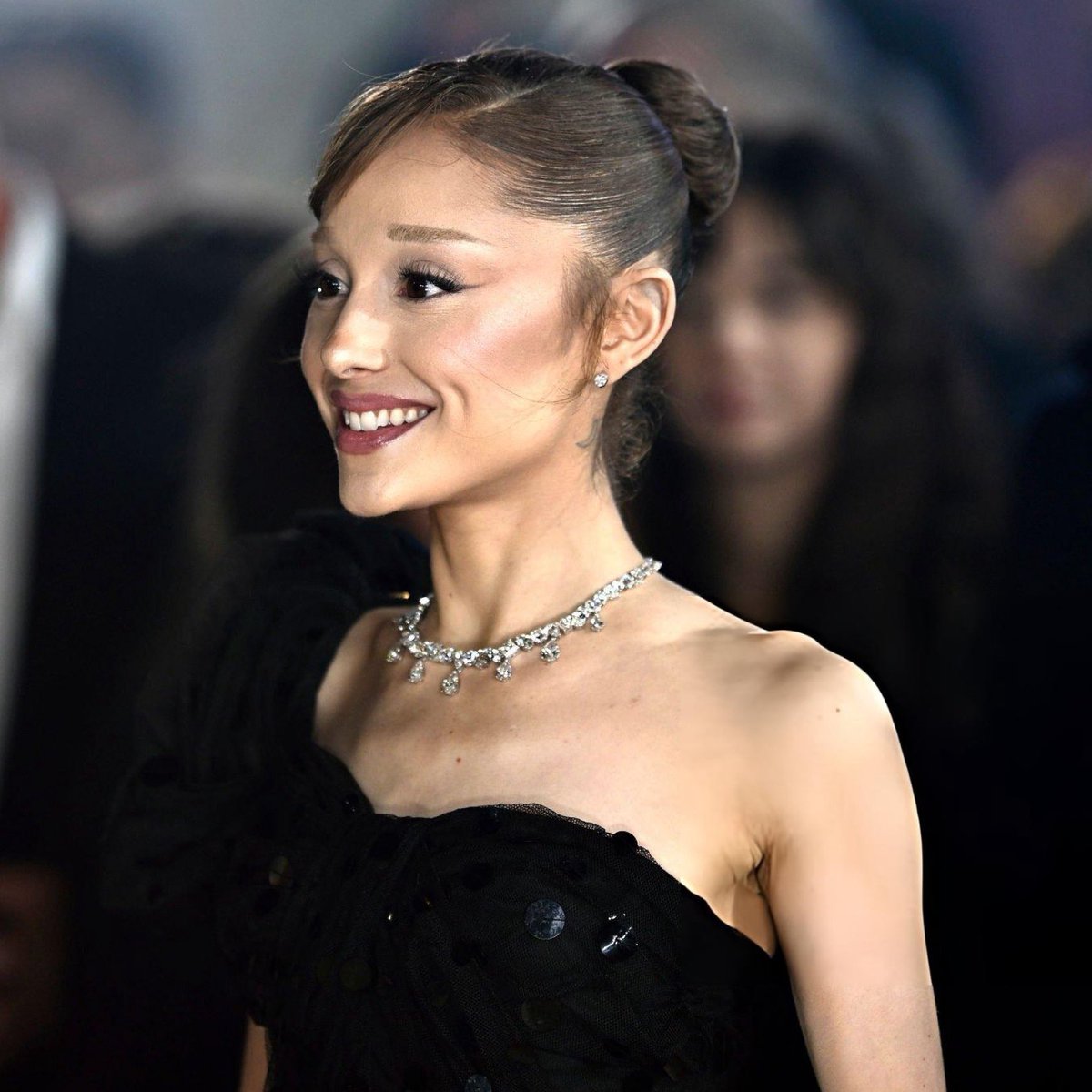 theegrandeheels's tweet photo. ariana grande at the “wicked: for good” premiere in london https://t.co/igCL56qGt8