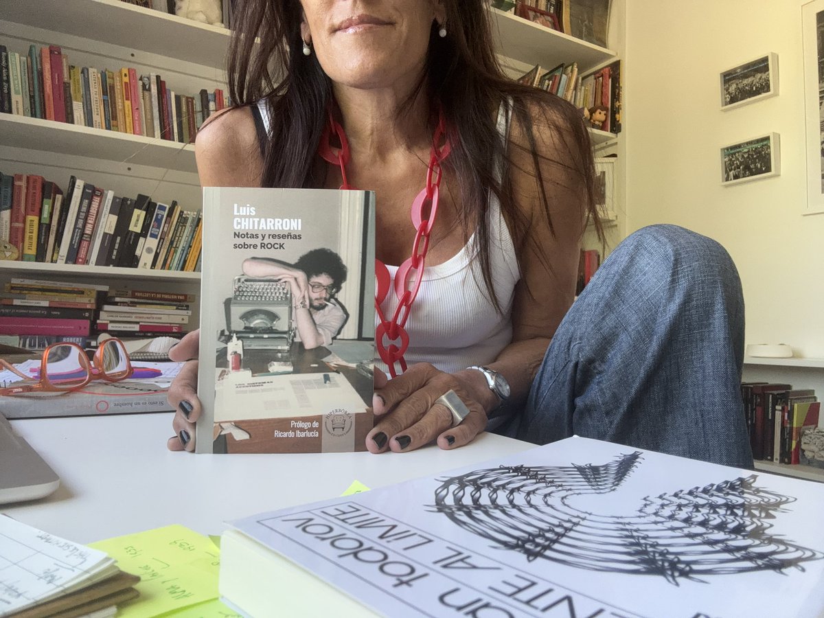 Para amenizar un poco el libro de Levi, leo las notas sobre rock de Chitarroni. Excelentes.