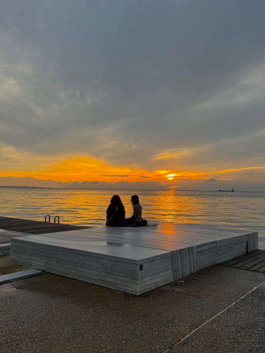 Φεύγει η μέρα και μένει αυτός ο ορίζοντας σαν παρηγοριά…
Δεν ήσουν εκεί..