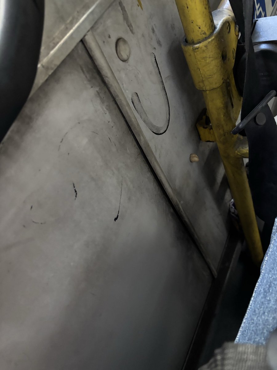 jlcasanova's tweet photo. Olha senhor Prefeito @eduardopaes, como a população anda de ônibus dia a dia. Ônibus da linha 309 todo sujo e os bancos quebrados. Cadê a civilidade com os passageiros que tanto necessitam de qualidade no transporte público. https://t.co/H4N4pYioaV
