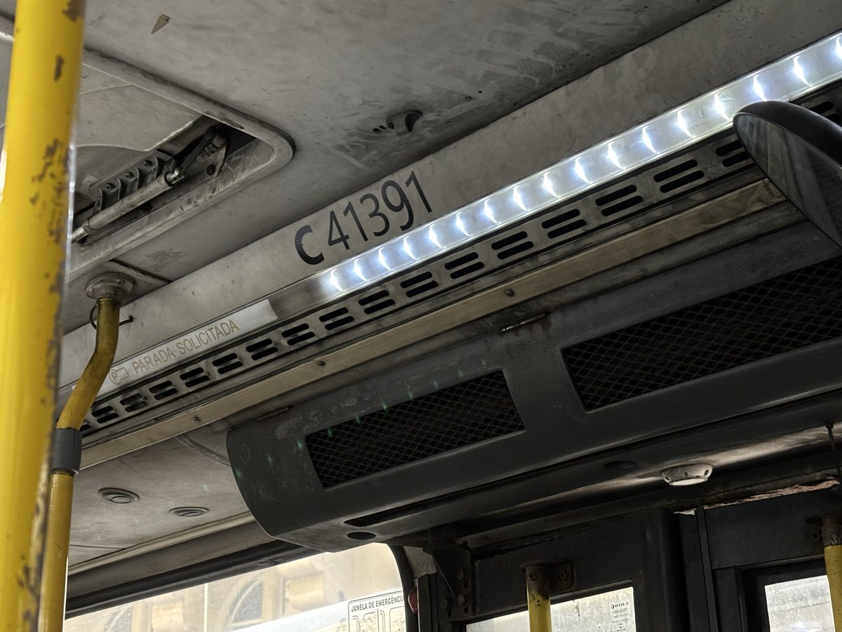 jlcasanova's tweet photo. Olha senhor Prefeito @eduardopaes, como a população anda de ônibus dia a dia. Ônibus da linha 309 todo sujo e os bancos quebrados. Cadê a civilidade com os passageiros que tanto necessitam de qualidade no transporte público. https://t.co/H4N4pYioaV