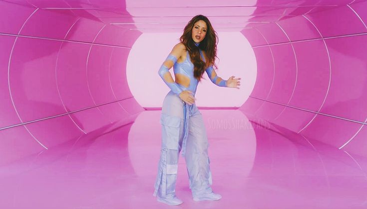 1⃣ El "efecto halo" y la manipulación de la imagen de Shakira.
✅El “efecto halo” hace que la admiración por Shakira transfiera confianza a cualquier imagen suya, incluso cuando se usa para mensajes políticos falsos.