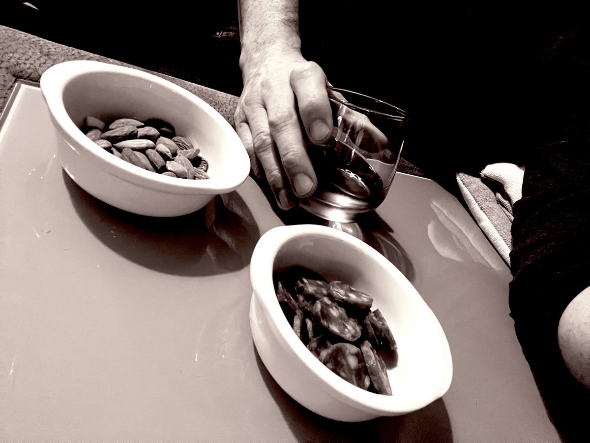 Bonsoir, 
On est vendredi non? 
Apéro quand même 🥃
Bonne soirée 💋💋