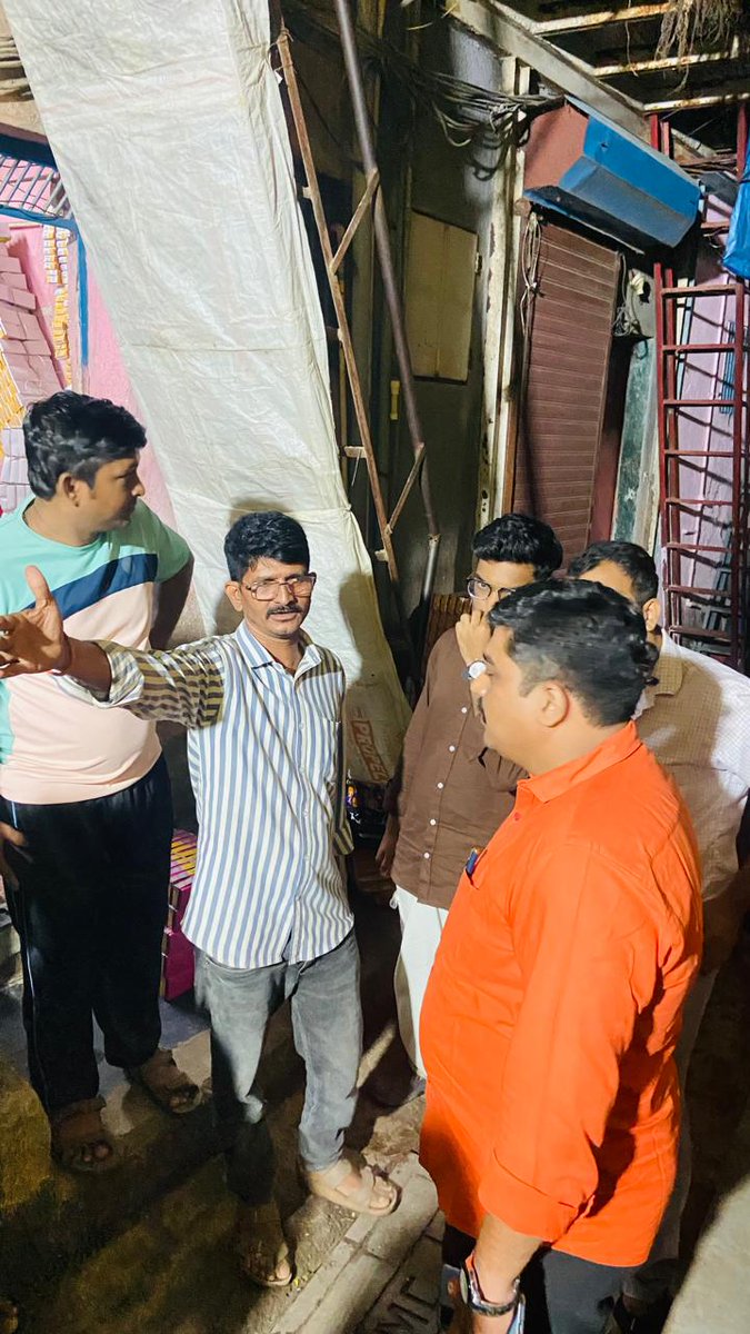 prashantjkokane's tweet photo. वॉर्ड क्रमांक २८ श्रीराम नगर विकास चाळ येथे मागील दोन महिन्यापासून गटार सफाई झाली नाही अशी तिकडच्या नागरिकांनी बोलवून तक्रारी केली आहे, तरी गटार त्वरीत साफ करून घ्यावे.
प्रशांत जयसिंग कोकणे 
(उपविभागप्रमुख)
@mybmcWardRS 
@mybmc 
@CMOMaharashtra 
@ShivSenaUBT_ https://t.co/XUvvVNFNkJ
