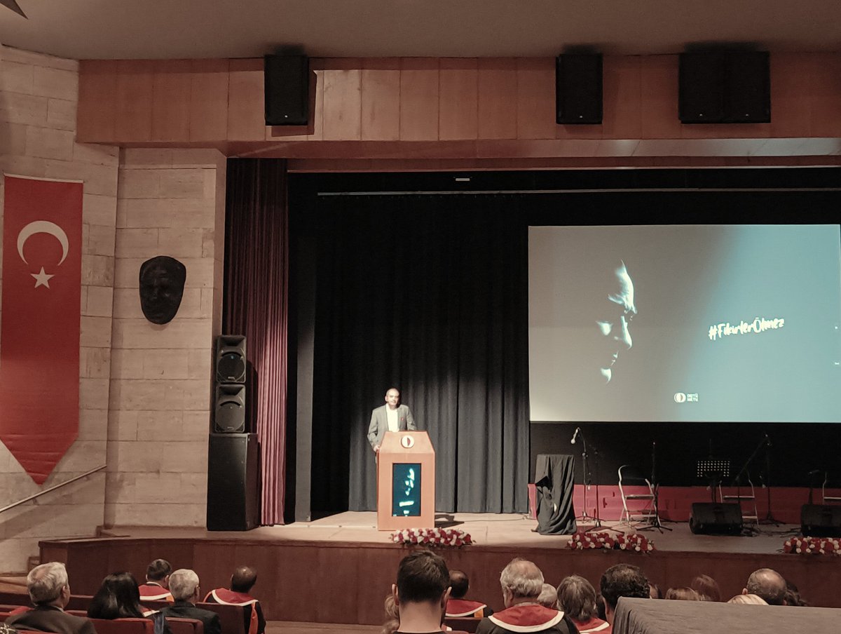 Okulumuzda gerçekleştirilen 10 Kasım Ulu Önder Atatürk'ü anma töreni kapsamında Atatürk anıtı önünde saygı duruşunda bulunduk ve Doç. Dr. H. Seçkin Çelik hocamızın anma konuşmasını dinledik. Ardından Anıtkabir'e gidip Atamızın huzuruna çıktık. Ulu Önder Mustafa Kemal Atatürk'ü