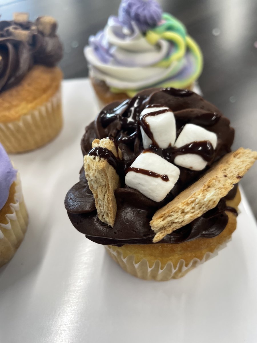 CCCNEELSGI's tweet image. A sweet way to spend a Saturday morning! 💙
Our #Cupcake Decorating class had lots of fun experimenting with #frosting &amp;amp; designs. Each one - it&apos;s own little work of #art! 🧁 #cupcakedecorating #creativity #frostingfun