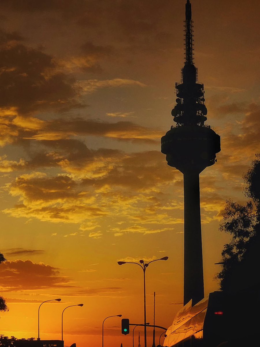 Arrancamos la semana compartiendo este atardecer junto al Pirulí que nos ha facilitado Tatiana. Os recordamos que si tenéis alguna foto del barrio, podéis compartirla con nosotros desde los medios habituales (Facebook, Twitter, Instagram o WhatsApp)