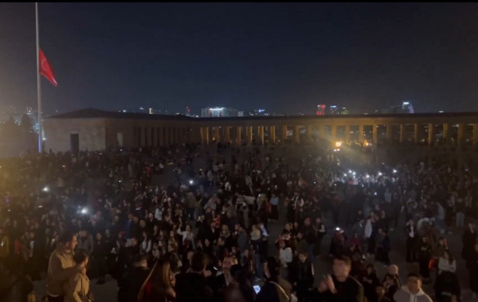 Öldükten 87 yıl sonra miting yapmadan milyonlar toplayan bir liderdir Mustafa Kemal..