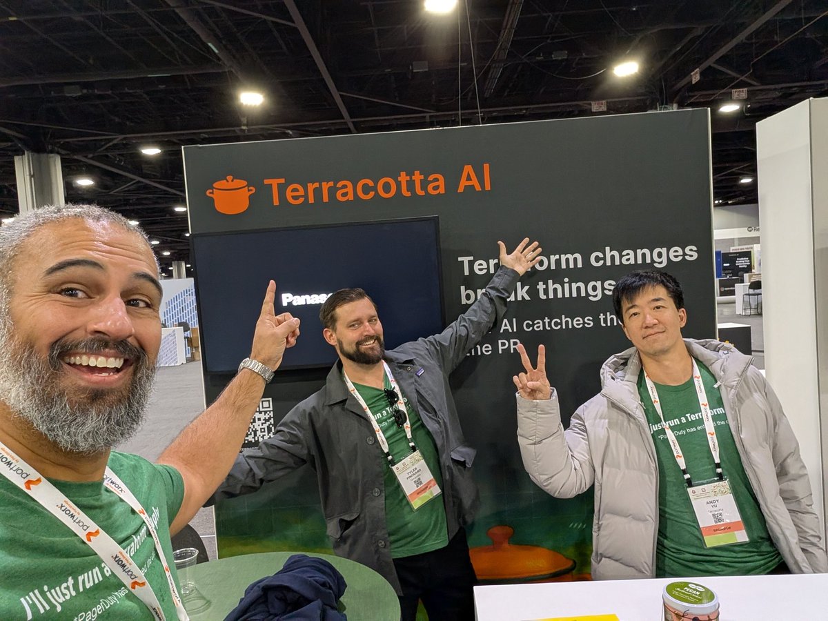 gtlpanda's tweet image. We&apos;re live at Kubecon CloudNative!