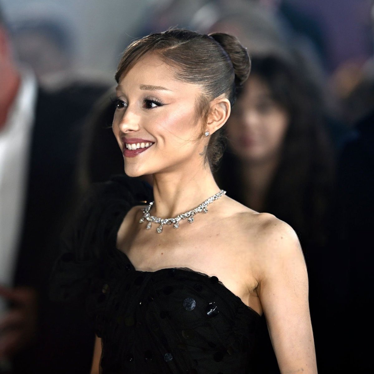 bloodlineprint's tweet photo. ariana’s glam lately has been on another level https://t.co/a7botk797l