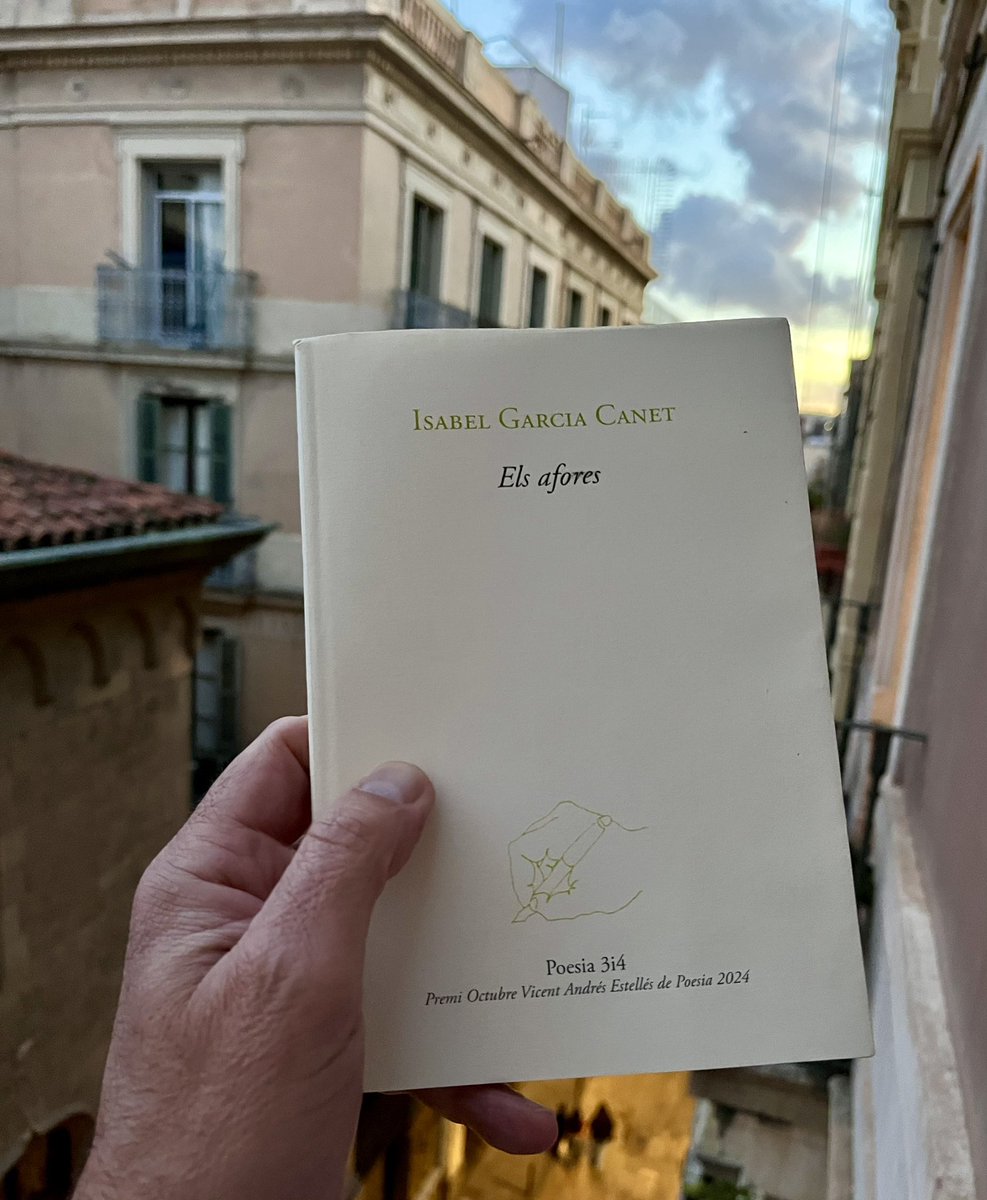 Bellíssim llibre i bellíssims versos d’Isabel Garcia Canet sobre “aquest / fet de viure en corda / fluixa”.

“Hem sembrat la llavor fèrtil
i la reguem sempre que cal
amb mirades i paraules,
gestos que s’abracen al final
de cada adeu, llum als arbres.”