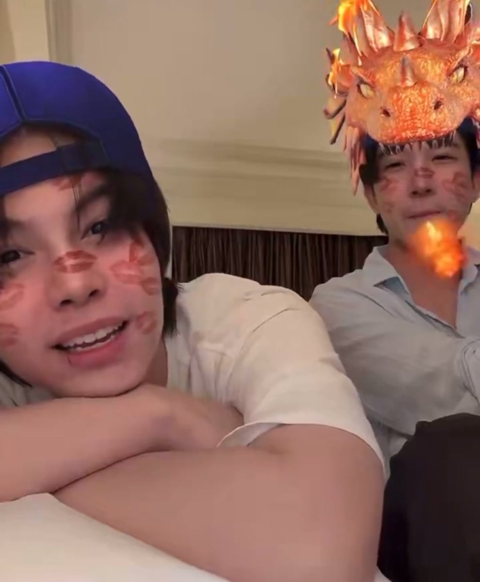 Swee_fkt's tweet image. Hmm👀

#FirstKhaotung #เฟิร์สข้าวตัง