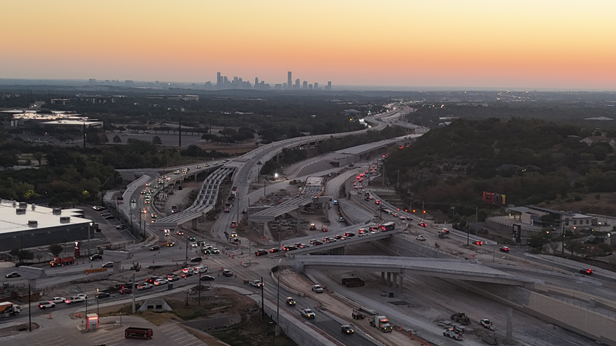 OakHillParkway's tweet image. We are building connections at the interchange of US 290 and SH 71 to keep Central Texans moving for years to come. Thank you for your patience as we build a better, smoother transition for your drive. #nonstopmainlanes #SPUI #swATX
