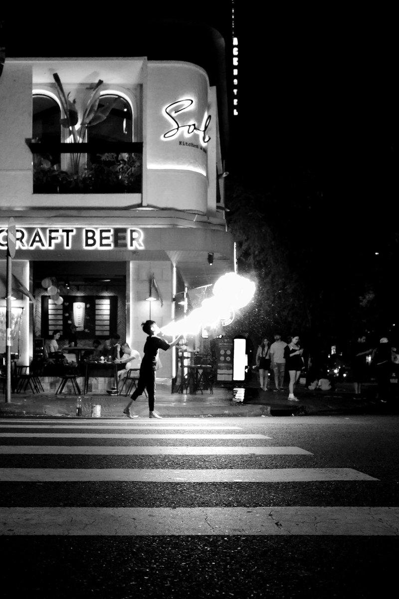 ginhobrandao's tweet photo. https://t.co/j9mHpYGfeQ
#StreetPhotography #BlackAndWhite #UrbanPhotography #NightStreet #FirePerformance #RicohGR https://t.co/J6NeMuCNo2