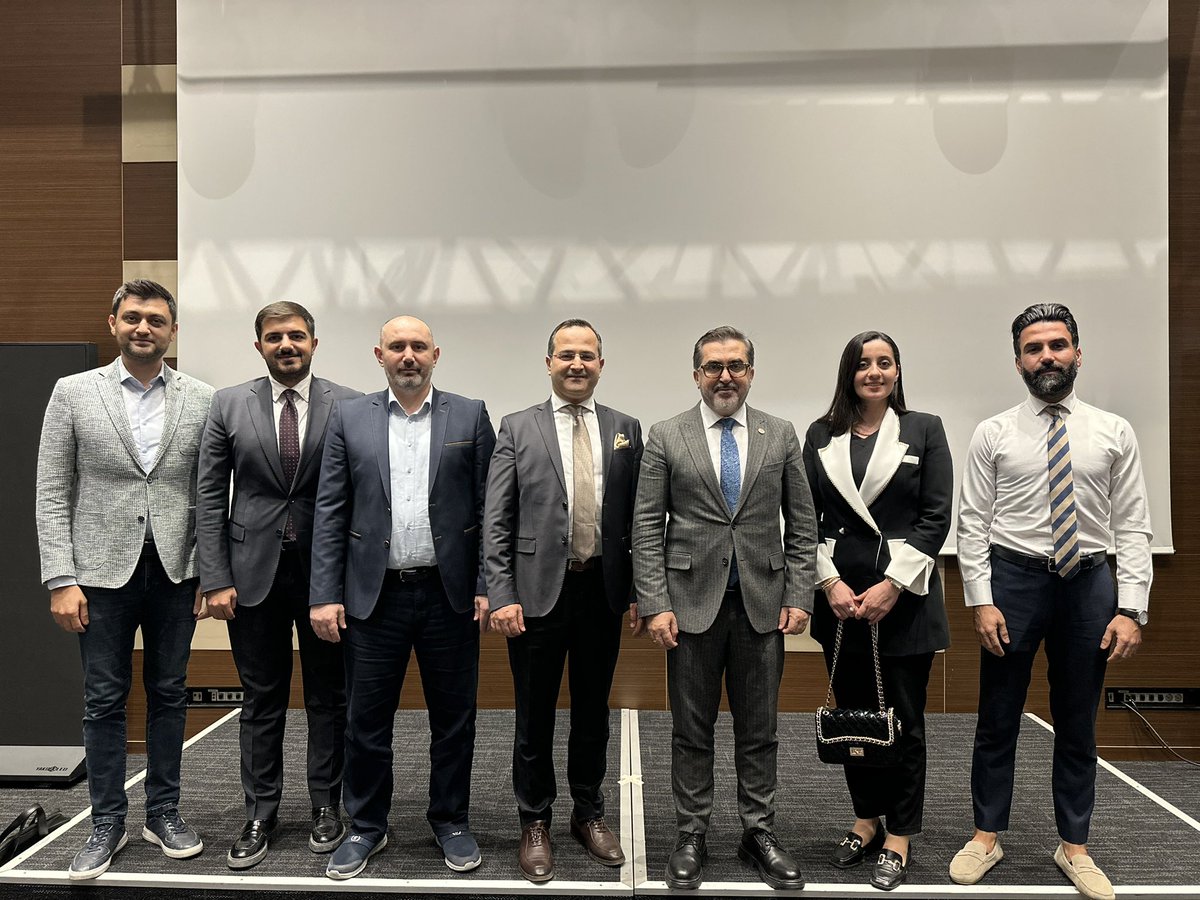 Hukukçular Derneği Teşkilat Başkanlığı biriminde geçmişte ve bugün görev yapan değerli mensuplarımızla bir araya geldik.

Bu güzel ailenin bir parçası olmaktan, hukukun üstünlüğü için emek veren dostlarımızla aynı çatı altında bulunmaktan büyük bir bahtiyarlık duyuyorum.