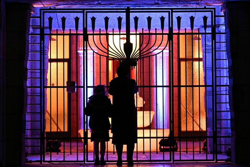 Jason Stanley, ein weltbekannter Faschismusforscher, wollte am 9.November in Frankfurt/M. über seine deutsch-jüdische Familie sprechen und über Liberalismus: er wurde schreiend unterbrochen, und die Veranstalter schmissen ihn noch während seiner Rede raus. taz.de/Streit-um-Gede…