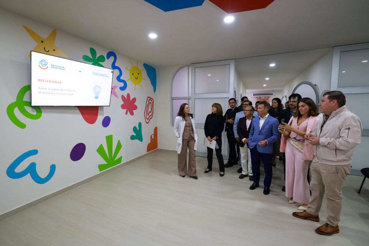 PabloLemusN's tweet photo. En jalisco damos un paso histórico para garantizar la salud mental infantil y adolescente, entendemos que visibilizar es primordial para generar acciones específicas para prevenir el suicidio; por ello, entregamos equipamiento e iniciamos con atención en el Área de Paidopsiquiatría del Instituto Jalisciense de Salud Mental y Adicciones (@institutosalme).

Este espacio responde a la necesidad de brindar atención psiquiátrica y psicológica especializada, a 7 mil niñas, niños y adolescentes, con instalaciones adecuadas y espacios seguros. 

Al Estilo Jalisco, seguimos chambeando por la salud de la niñez y juventudes, buscando que se incremente el número de personal médico especializado, inaugurando áreas de atención y brindando soluciones en equipo.