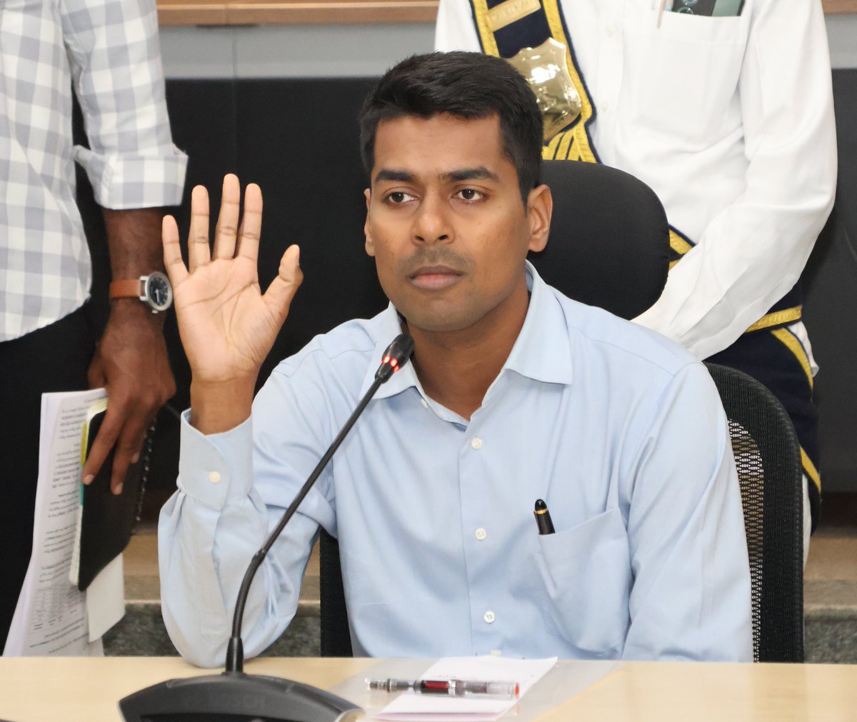 కౌలు రైతులు మద్దతు ధరకు #సిసిఐ కేంద్రాల్లో పత్తిని విక్రయించుకోవడానికి అవకాశం కల్పించినట్లు #ఖమ్మంజిల్లాకలెక్టర్ అనుదీప్ దురిశెట్టి తెలిపారు. దళారుల బెడద లేకుండా సాగుచేసిన #పత్తిని #కౌలురైతులు మద్దతు ధరకు విక్రయానికి చర్యలు చేపట్టామని, #CCI కేంద్రాల్లో పత్తి విక్రయానికి కౌలు