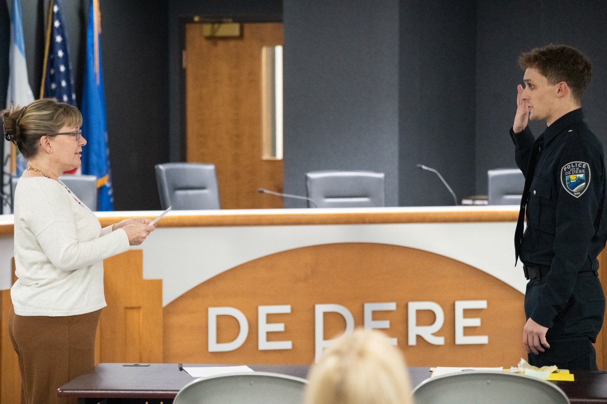 Please welcome Tyler Blum and Kaleb Lowney as the newest members of the De Pere Police Department. Both officers were sworn in this morning with fellow department members, family, and friends in attendance. 🤝🚔