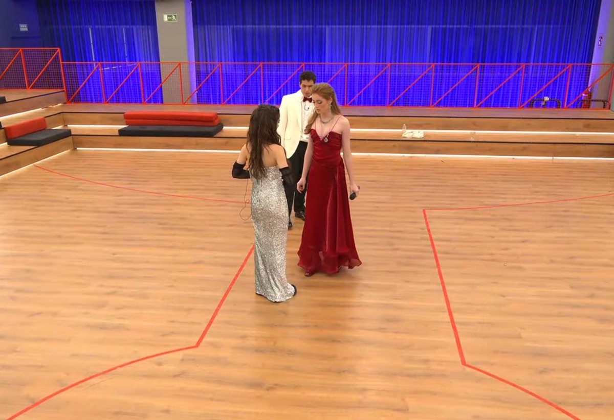 En la peli de hoy de Antena 3, Oliva Bay y su hermanastra se pelean por la herencia de su padre. Mientras tanto, su mayordomo esconde un secreto que ninguna de las dos espera. #OTDirecto10N