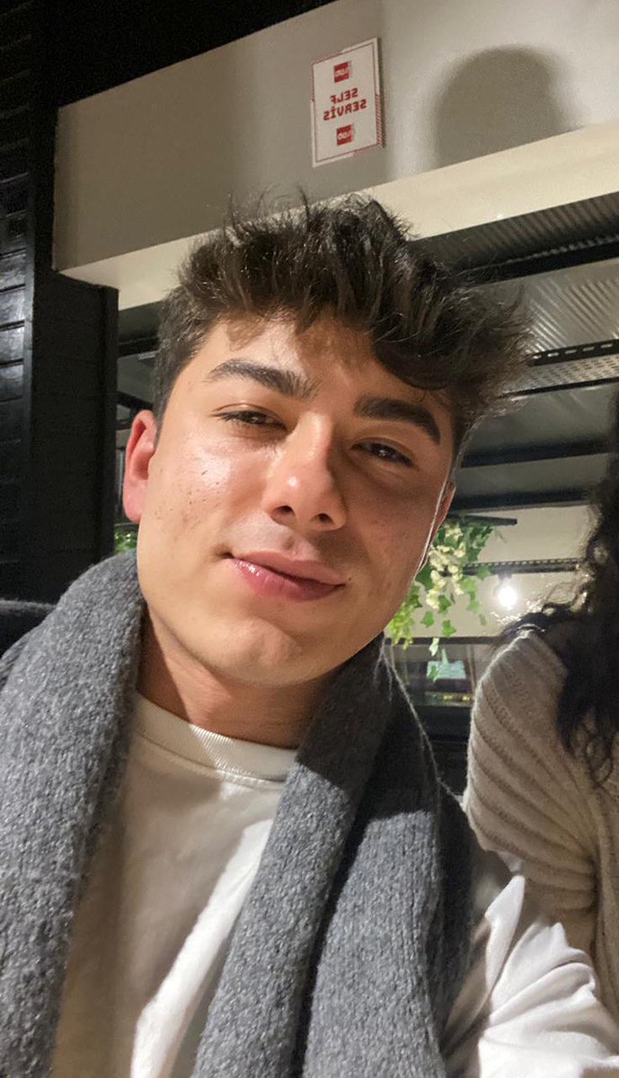 3 ay önce bugün Hakan Çakır ailesini korumak istediği için katledildi.
Hemde başka bir aile tarafından 
o ailenin toplamda 30 suç kaydı var.
peki neden o kadar suç kaydı işe dışarıda geziyorlardı? 

abim için adalet konuşana kadar susmayacağım.
#HakanÇakır