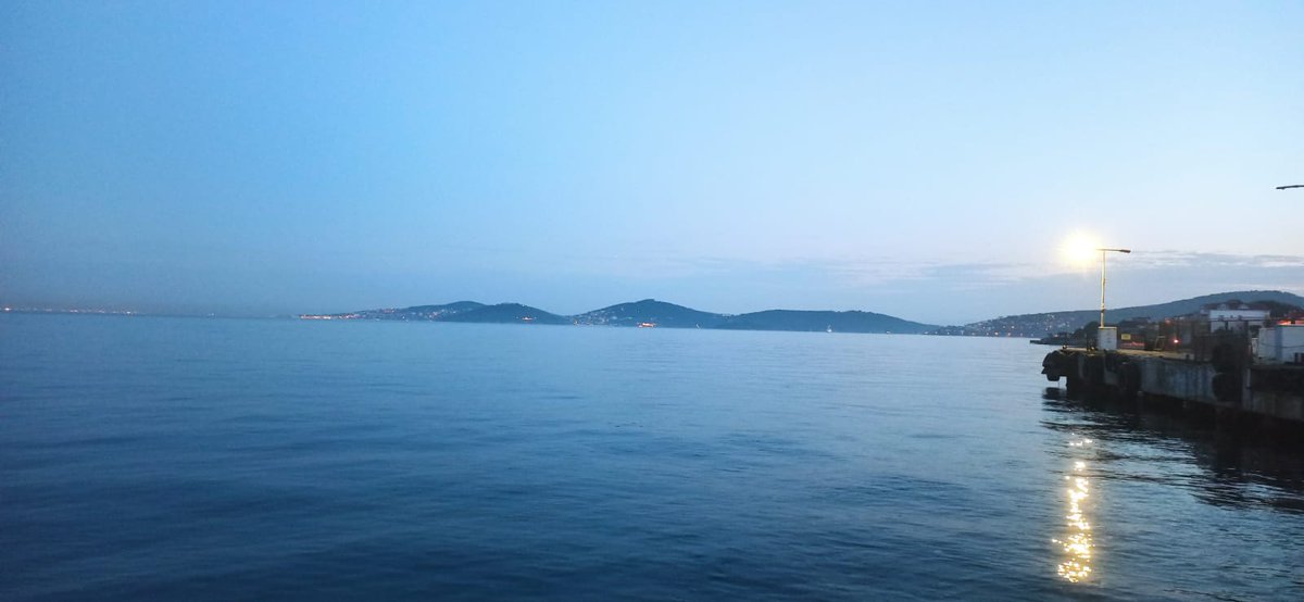 akşam yine akşam yine akşam
şehirden kaçan bir ada olsam.