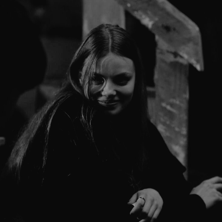 Birinin sana senden daha güzel bakması, lütüf değil sevgidir".. 

Zira sözlerden daha derindir gözler..