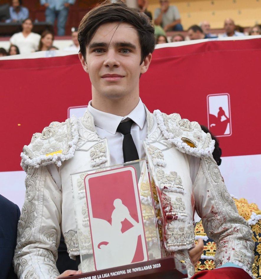 La Gala anual de la <a href="/Federaciotauri1/">Federaciotaurinacat</a>
de Entidades Taurinas de Catalunya será el domingo 30 de noviembre en la masía Can Cortada, con premios para el novillero catalán <a href="/MarioVilau/">mariiovilau</a>, la Agrupación Española de Ganaderos de Reses Bravas y el diseñador Iván Estupiñá <a href="/portaltaurino/">Portal Taurino</a>