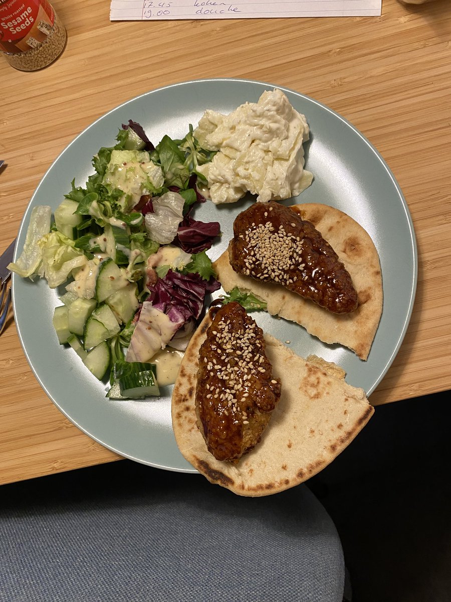 En dan realiseer ik mij dat ook wij in de fase van #mantelzorg zitten. Zonder morren worden honden uitgelaten,  boodschappen gedaan en de heerlijkste maaltijden op tafel gezet. 

Enerzijds dankbaar dat we dit samen kunnen, anderzijds dolgraag willen dat ieder zijn leven oppakt.