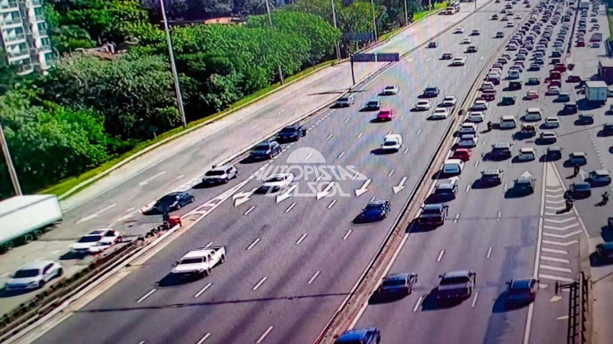 AuSol_AR's tweet image. 👀 ¿Volvés ahora? Te contamos cómo está el tránsito:

↔️ Av. Gral Paz: tránsito denso, con demoras hacia el Riachuelo.
➡️ Acceso Norte: tráfico fluido.
🛣️ Ramales Tigre, Pilar y Campana: circulación normal, a excepción del Ramal Campana por colisión en el KM 45, altura El Cantón.…