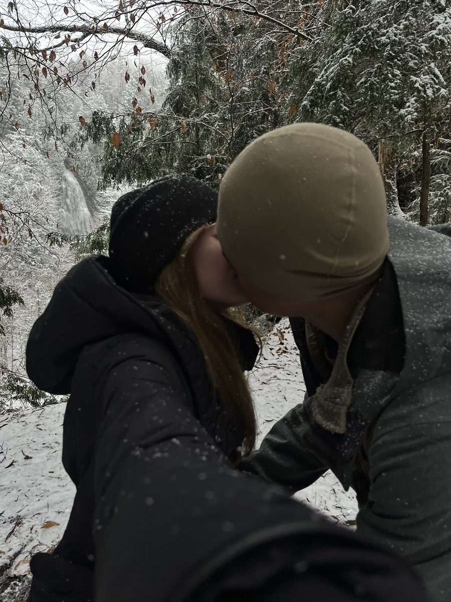yearn1ngs's tweet image. today i walked 2 miles and kissed my boyfriend in front of a waterfall