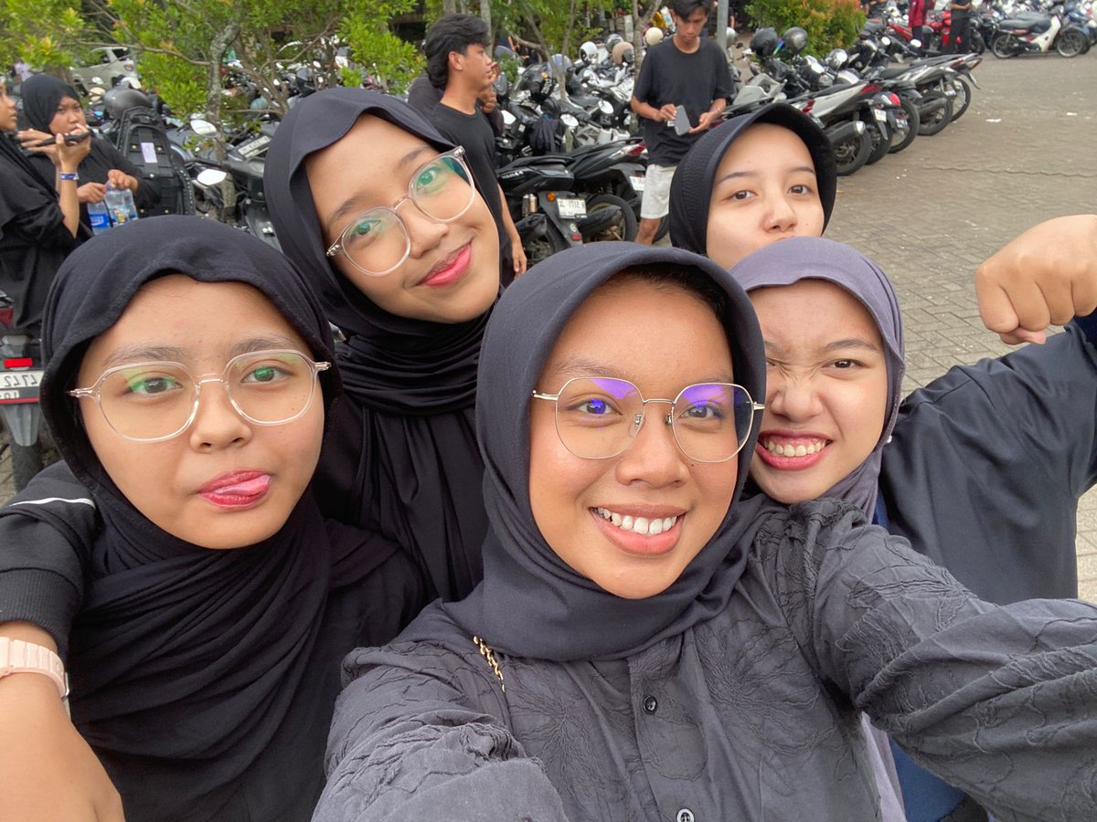 tekpunkk's tweet photo. crumbs final por kemarin https://t.co/4z6ihwAfQo