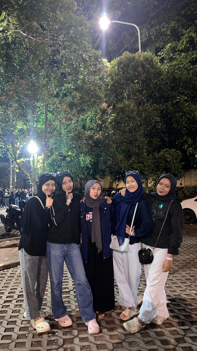 tekpunkk's tweet photo. crumbs final por kemarin https://t.co/4z6ihwAfQo