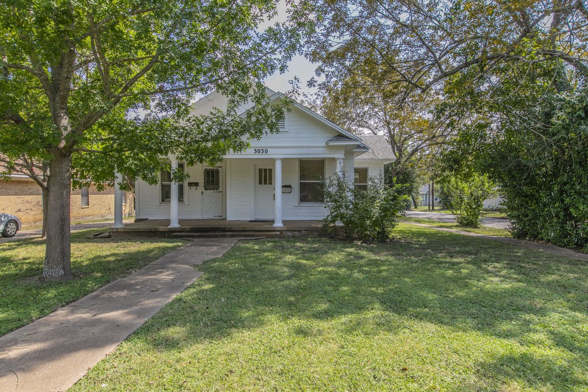 quickpicstx's tweet photo. Check out the photos our photographer captured of this home in Waco, Texas! https://t.co/PvpltH6h8N
