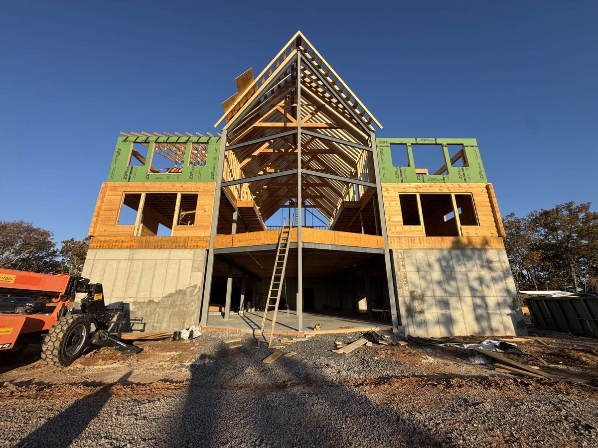 LogHomePro's tweet image. CONSTRUCTION: Work is coming along nicely on a log home currently under construction. #BigTimberBuilders