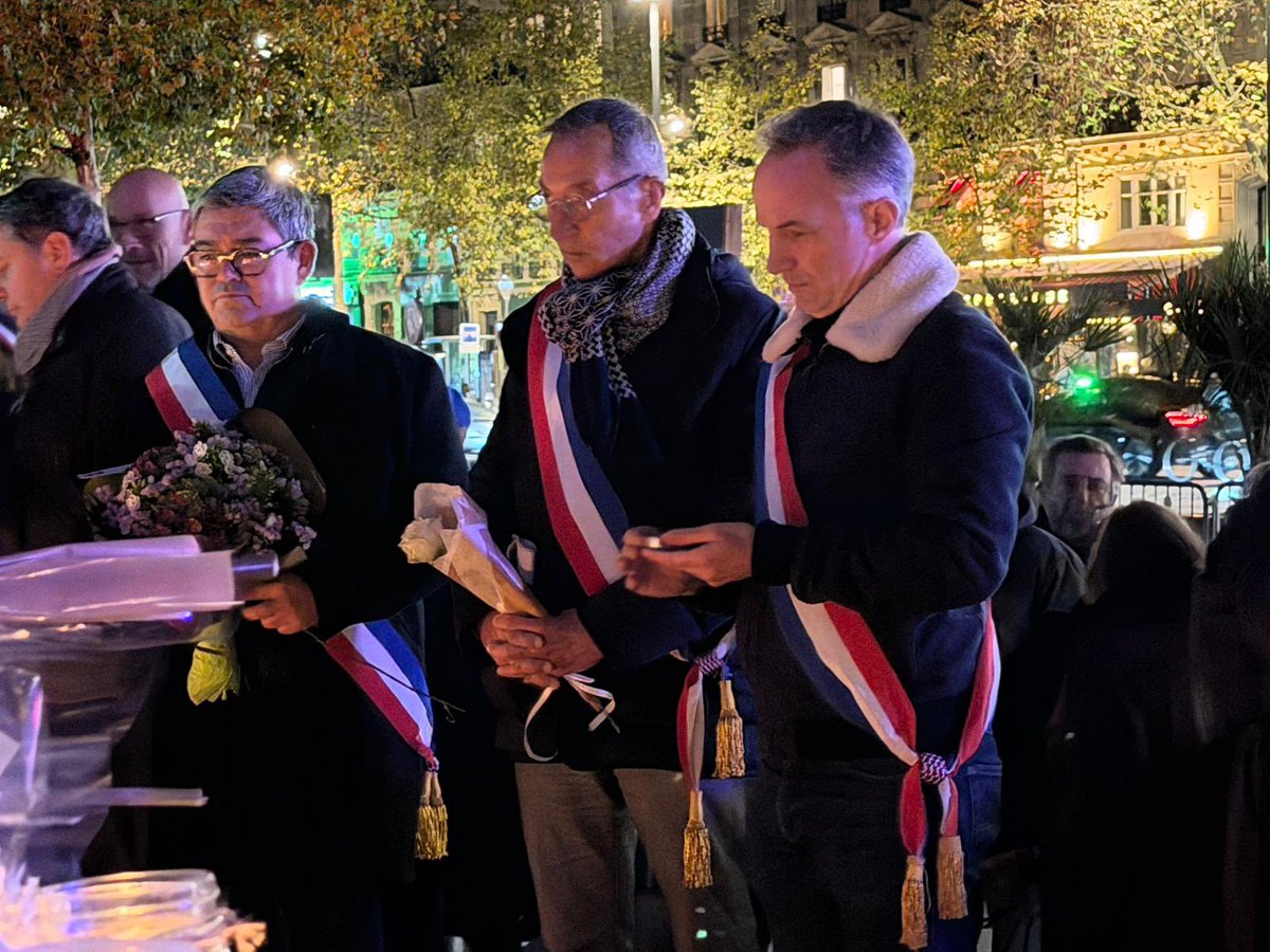 Dix ans après, Paris se souvient.

Ce soir, présent Place de la République aux côtés de <a href="/egregoire/">Emmanuel Grégoire</a> et d’autres élu·es pour rendre hommage aux victimes des attentats du 13/11/ 
2015.

Une minute de silence sera également observée ce jeudi 13 à 12h dans le hall de la mairie du 19e.